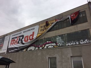 zavesenie mega banneru