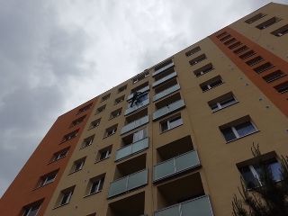 montáž konštrukcie parapetu nad balkónom