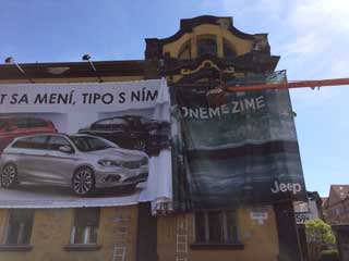 zavesenie banneru pomocou plošiny